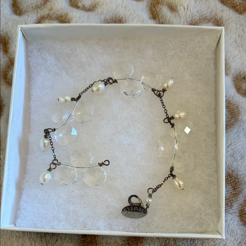 Elegant Pearl and Crystal Bracelet